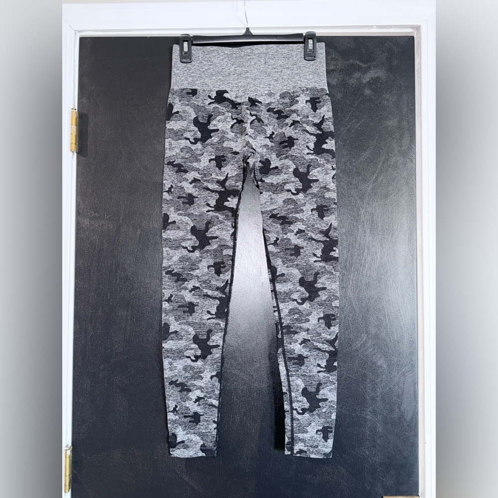 Camo Compression Leggings in size L